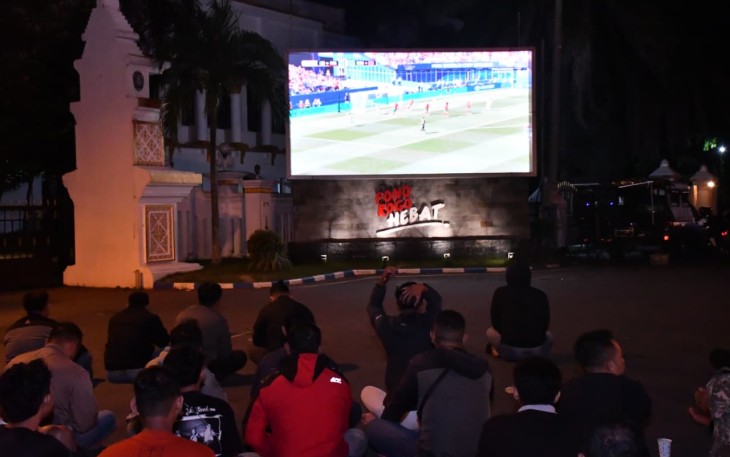 Nobar Bola Gembira TNI dan Masyarakat Ponorogo pada Perempat Final Piala Dunia 2026 