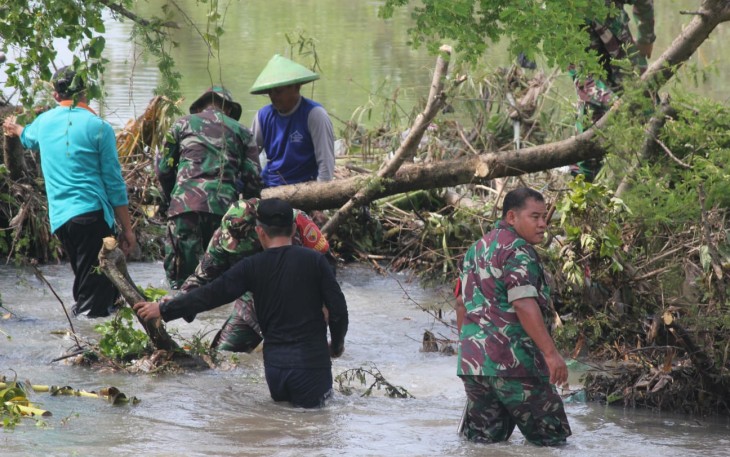 Demi Kelancaran Aliran Sungai, TNI dan Warga Pilangbango Bersatu Singkirkan Pohon Roboh