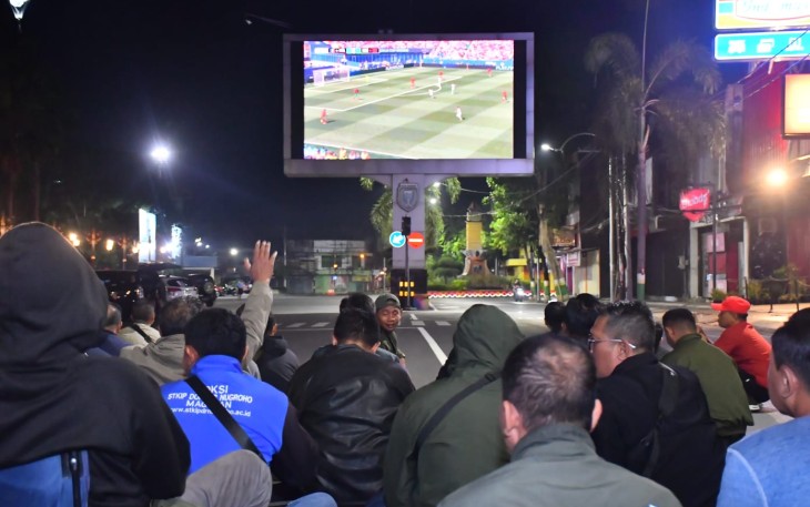 Satu Layar, Seribu Semangat: Kodim Madiun Gelar Nobar Piala Dunia Bersama Masyarakat