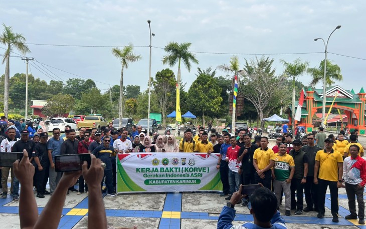 Polres Karimun Bersama Warga Gelar Kerja Bakti Gerakan Indonesia Asri di Meral Barat