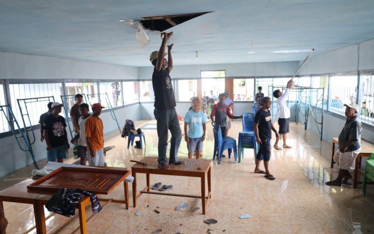 Manunggal Bersama Rakyat, TNl AL Kodaeral lX Gelar Karya Bakti Renovasi Fasum Negeri Saleman