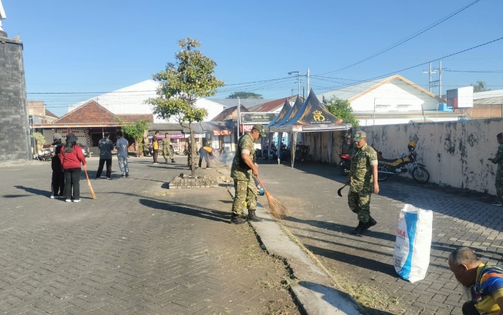 Anggota Kodim Ponorogo Bersama Unsur Terkait Besih Bersih di Lingkungan Monumen Bantaragin 