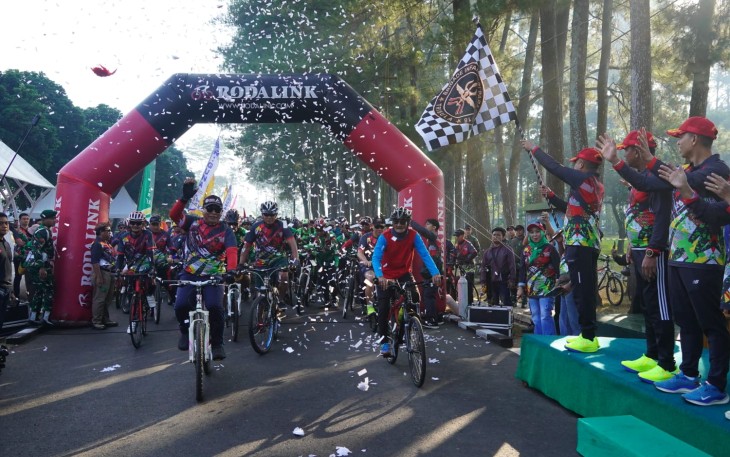 Pangdivif 2 Kostrad Lepas Ratusan Peserta Fun Bike HUT ke-60 Brigif 18