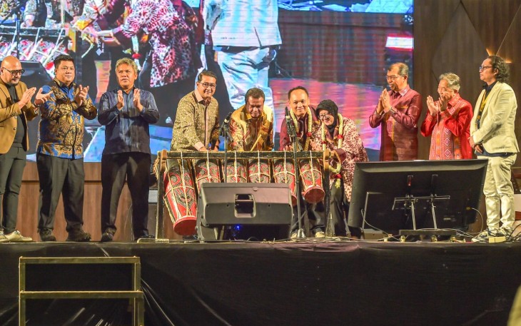 Menteri Ekonomi Kreatif/Kepala Badan Ekonomi Kreatif (Ekraf), Teuku Riefky Harsya (keempat kiri) bersama Wakil Ketua Komisi VII DPR RI, Lamhot Sinaga (keenam kanan) saat membuka acara pagelaran opera dan konser musik bertajuk Tona Sian Huta di Gedung Jetun Silangit, Tapanuli Utara, Sumatera Utara, Sabtu (11/07/2026)