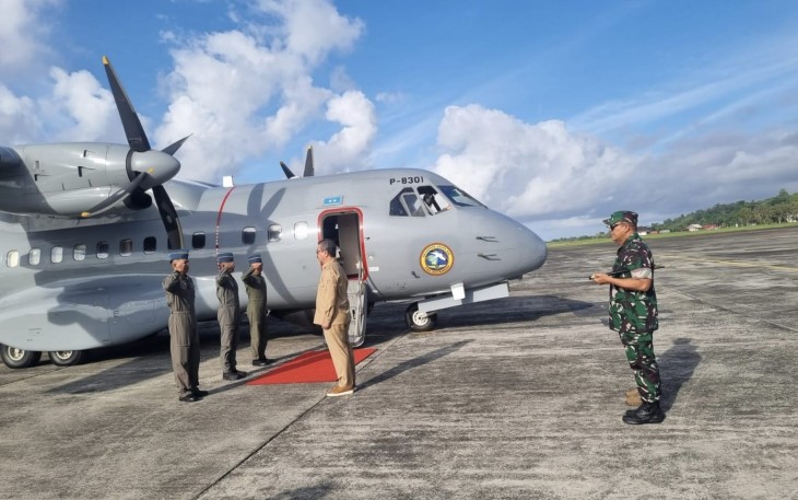Komandan Kodaeral lX, Laksda TNl Hanarko Djodi Pamungkas, S.H.,M.H. mendampingi Gubernur Maluku, Hendrik Lewerissa dan Forkompinda Maluku meninjau pembangunan daerah 3T (Tertinggal, Terdepan dan Terluar