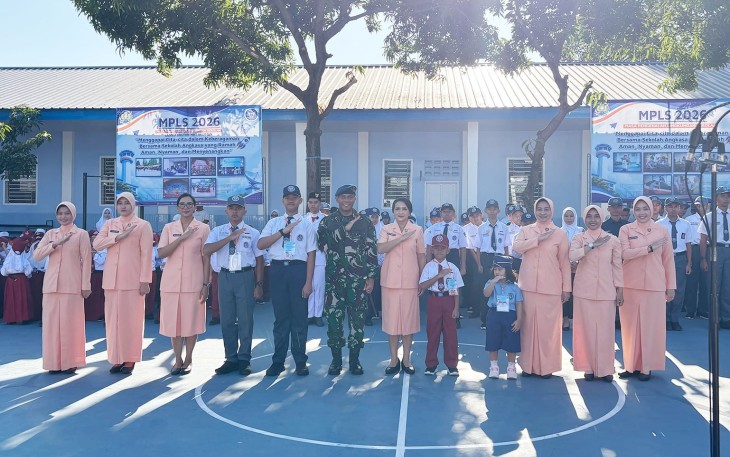 Komandan Lanud Sultan Hasanuddin Marsma TNI Vincentius Endy Hadi Putra, M.Han., didampingi Ketua PIA Ardhya Garini Cab.2/D.II Lanud Sultan Hasanuddin Ny. Lina Vincentius Endy Hadi Putra, membuka secara resmi Masa Pengenalan Lingkungan Sekolah