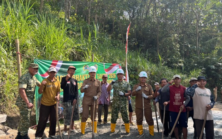 Komandan Kodim 0807/Tulungagung, Letkol Arh Hanny Galih Satrio, S.I.P., M.Han., secara simbolis memukul gong sebagai tanda dibukanya Karya Bhakti TNI Tahun 2026 Kodim 0807/Tulungagung di Desa Wonorejo,