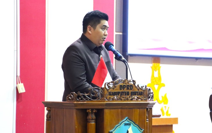 Bupati Bintan Roby Kurniawan menyampaikan Rancangan Kebijakan Umum Anggaran (KUA) dan Prioritas serta Plafon Anggaran Sementara (PPAS) Kabupaten Bintan Tahun Anggaran 2027 dalam Rapat Paripurna DPRD Kabupaten Bintan yang digelar di Bandar Seri Bentan, Kamis (16/7)
