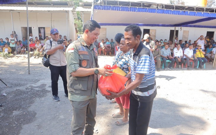 Kepala Badan Nasional Penanggulangan Bencana (BNPB) Letjen TNI Dr Suharyanto S.Sos M.M bersama jajaran forkopimda Kabupaten Flores Timur sambangi Hunian Sementara (Huntara) yang berlokasi di Desa Konga, Kecamatan Titehena pada Jumat (17/7)