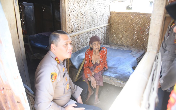 Polres Bondowoso Santuni Nenek Sebatangkara