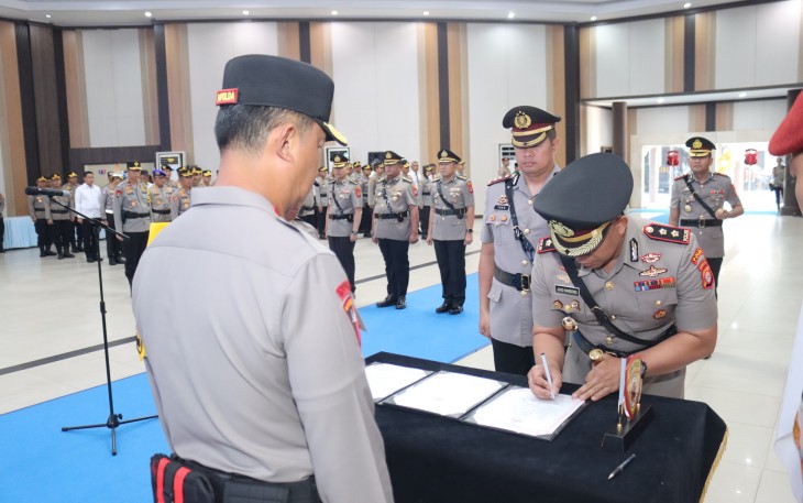 Kapolda Kalimantan Tengah (Kalteng) Irjen Pol Iwan Kurniawan, memimpin langsung upacara serah terima jabatan (Sertijab) dua (2) pejabat utama dan dua (2) Kapolres di jajaran Polda Kalteng