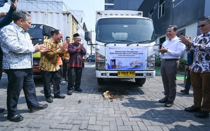 Mendikdasmen Abdul Mu'ti saat melepas pengiriman buku bacaan bermutu di Kudus, Jawa Tengah, Jumat (31/7)