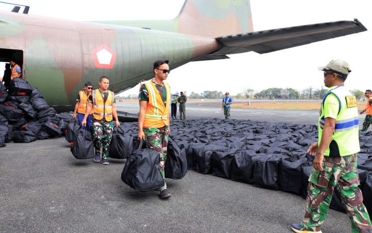 Hercules TNI AU Kembali Tiba di Lanud Sjamsudin Noor, Bawa Ratusan APD Bantuan Kemhan RI dan Masker Dari Puskes TNI AU Untuk Perkuat Penanganan Karhutla Kalsel