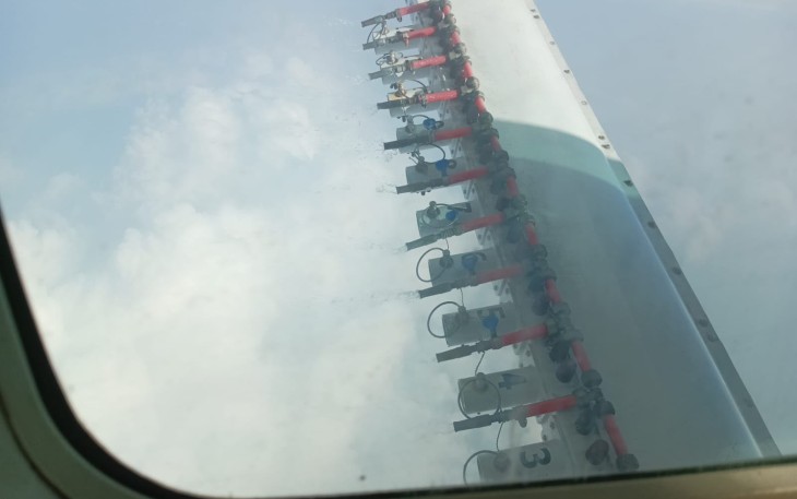 Bahan semai disebarkan melalui sistem _waterrack_ yang di pasang di bawah sayap pesawat cesna PK-SNH dalam operasi modifikasi cuaca (OMC) BNPB di wilayah langit Jawa Tengah bagian barat, Senin (7/9)