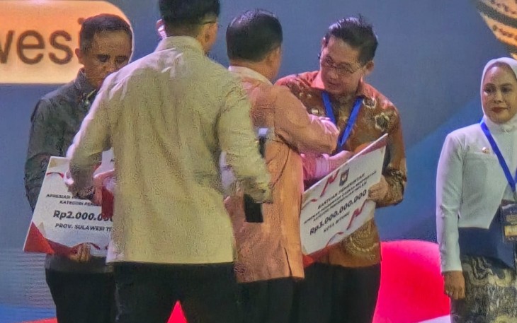 Walikota Bitung, Hengky Honandar saat menerima dana fiskal dari kementerian dalam negeri