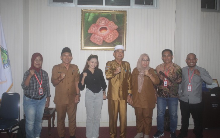  Penjabat (Pj) Sekretaris Daerah Kabupaten Bengkulu Tengah, Ayatul Mukhtadi menerima audiensi istimewa Karisma, putri daerah asal Desa Taba Terunjam, Kecamatan Karang Tinggi, Kabupaten Bengkulu Tengah yang berhasil lolos sebagai kontestan dalam ajang pencarian bakat Kontes Dangdut Indonesia (KDI) 2025
