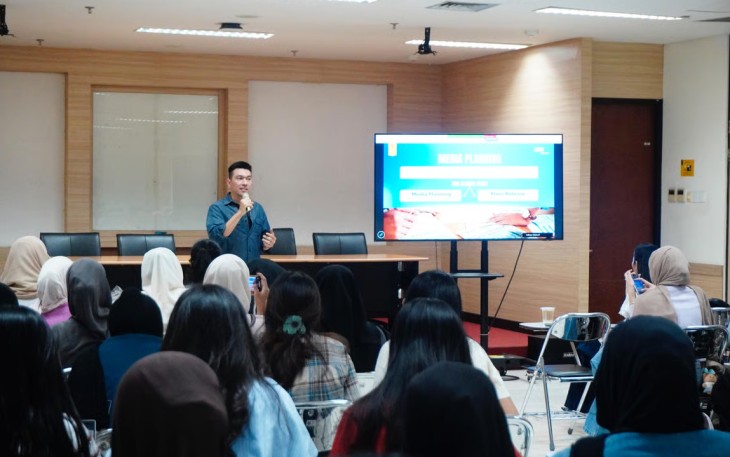 KAI Bandara jadi dosen tamu di UI, berbagi praktik komunikasi dan dorong penguatan SDM mahasiswa.