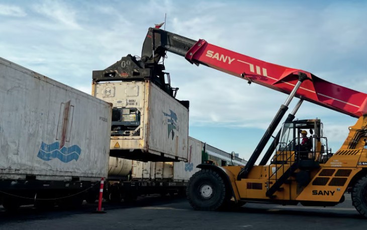 KAI Logistik Optimalkan KA Kontainer Reefer, Jaga Distribusi Pangan Segar Selama Natal dan Tahun Baru
