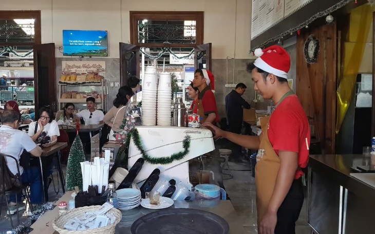 Meriahkan Libur Nataru, KAI Services Percantik Loko Café dengan Nuansa Natal dan Tahun Baru