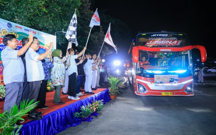 Dirjen PHI dan Jamsos Kemnaker, Indah Anggoro Putri, saat melepas peserta Mudik Bersama PT Kayaba Indonesia (KYBI) di Cikarang, Bekasi, Jumat (13/3/2026).