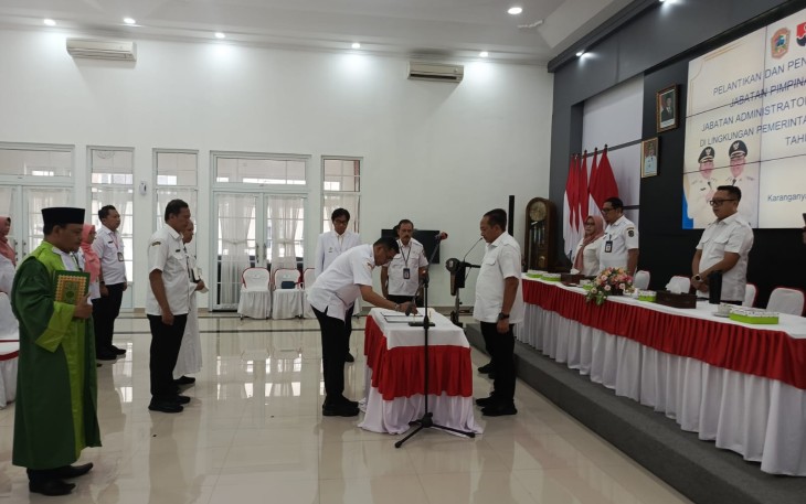 Bupati Rober Christanto saat melantik Kurniadi Maulato sebagai Sekda Karanganyar, di Gedung Anthurium, Rumah Dinas Bupati Karanganyar, Rabu (28/1/2026).