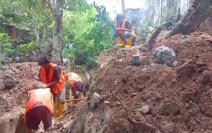 PUPR Bengkulu Gerak Cepat Tangani Pagar Roboh yang Sumbat Drainase /Foto : MC