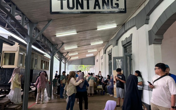 Pengunjung Ramai di Stasiun Tuntang