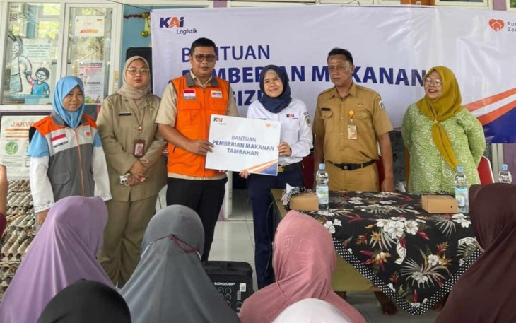 Peringati Hari Gizi Nasional, KAI Logistik Distribusikan 300 Paket Gizi Untuk Masyarakat Di Marunda