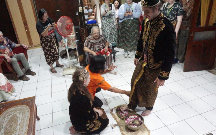 Peserta PIBBI ACICIS melaksanakan simulasi adat Manten dalam sesi seminar, belum lama ini di Dusun Glawan, Kecamatan Pabelan, kabupaten Semarang. 