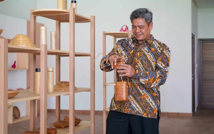 Plt. Dirjen Industri Agro, Putu Juli Ardika saat mengunjungi sentra IKM Bambu di Bali