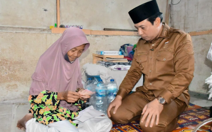 Wali Kota Bengkulu Saat Menyalurkan Bantuan untuk Warga/ Foto : MC 