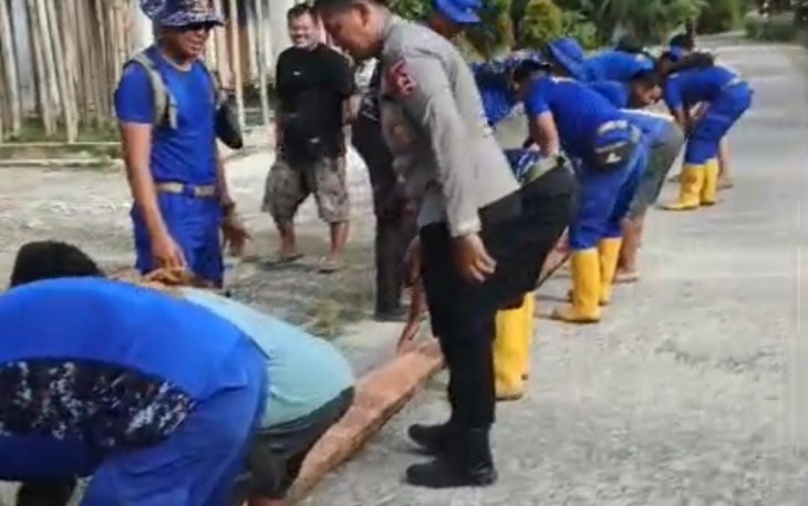 Tim SAR Korpolairud saat Bangun Jembatan Sementara di Korong Maranci, Padang Pariaman