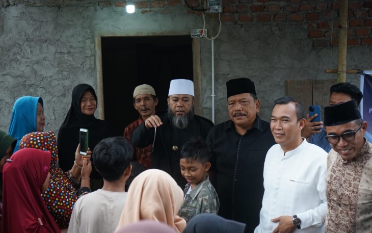 Gubernur Helmi Hasan didampingi Wakil Gubernur Mian mengunjungi kediaman Sunania, warga Pasar Ujung, Kabupaten Kepahiang, Kamis (26/2) /Foto : MC