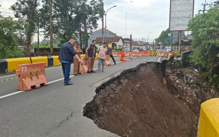 Dua anggota Komisi D DPRD Jawa Timur meninjau kondisi Jembatan Sentong yang ambles pada 23 Februari 2026. Jembatan itu menjadi jalur utama penghubung Bondowoso–Jember