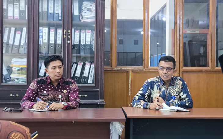 Kepala Dinas Komunikasi dan Informatika (Kominfo) Kabupaten Pasaman Fatrizon, didampingi Sekretaris Dinas Kominfo Ahdi Susanto mengumpulkan seluruh Aparatur Sipil Negara (ASN) di lingkungan Dinas Komunikasi dan Informatika Kabupaten Pasaman, Kamis (5/3/2026)