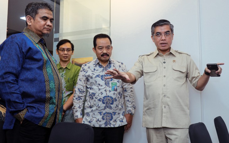 Menteri Ketenagakerjaan (Menaker) Yassierli meninjau langsung Posko Tunjangan Hari Raya (THR) dan Bonus Hari Raya (BHR) Keagamaan Tahun 2026 