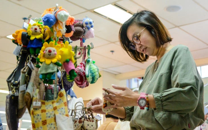 Wakil Menteri Ekonomi Kreatif, Irene Umar, saat meninjau langsung stan Bazar Kreatif dan Bakti Sosial Ramadan 1447 H di Gedung Film Pesona Indonesia, Jakarta, Kamis (5/3/2026)