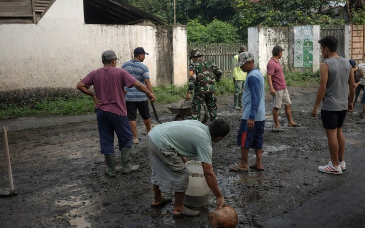Sertu Aris Setiawan anggota Koramil Tipe B 0807/05 Ngunut, bersama masyarakat melaksanakan kegiatan kerja bakti pengecoran jalan berlubang di Desa Sumberingin Kidul, Kecamatan Ngunut, Kabupaten Tulungagung, Jumat (06/03/2026)