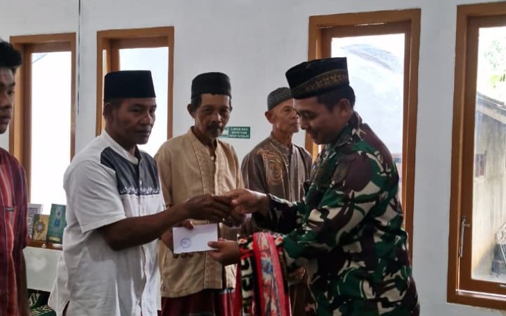 Danramil 0801/10 Punung Hadiri Safari Ramadan dan Serahkan Bantuan Fakir Miskin 