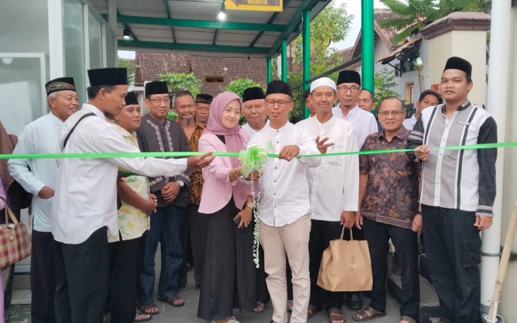  Lurah Bejen, Agus Sumarlin, memotongan pita tanda peresmian Pasar Ramadan Malam Rebon 1447 Hijriah yang digelar di kompleks Masjid Ar-Rohmah, Jengglong RT 01 RW 02, Bejen, Karanganyar, Selasa (10/03/2026)
