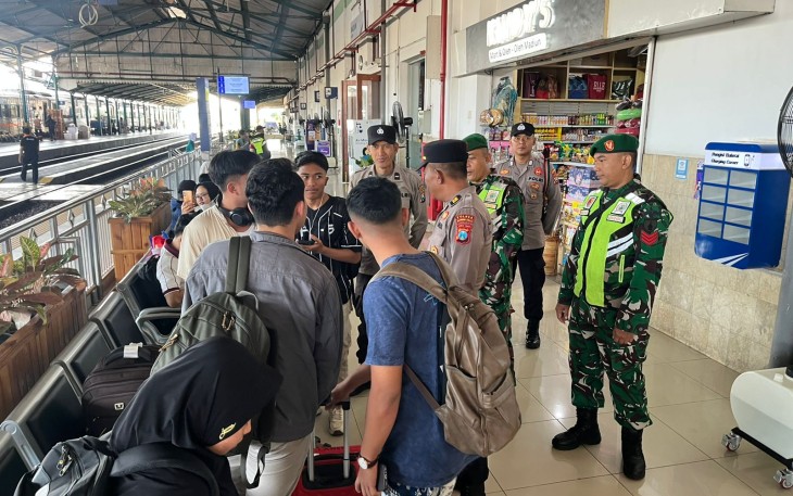 Prajurit Kodim 0803/Madiun Perkuat Pengamanan di Stasiun Kota Madiun