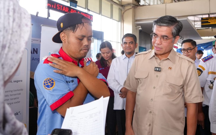 Menteri Ketenagakerjaan (Menaker), Yassierli, meninjau Posko Peduli Keselamatan dan Kesehatan Kerja (K3) Mudik Aman: Pos Layanan Pemeriksaan Awak Angkutan (pengemudi dan kernet) pada masa mudik Lebaran 2026 di Terminal Terpadu Pulo Gebang, Jakarta, Senin (16/3/2026)