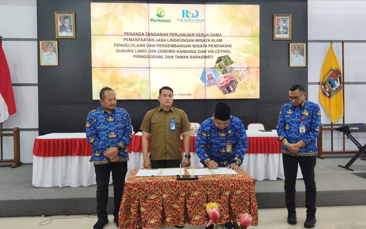 Penanganan perjanjian kerjasama pemanfaatan jasa lingkungan wisata alam pengelolaan dan pengembangan wisata pendakian Gunung Lawu (Via Cemoro Kandang dan Cetho), Pringgodani dan Taman Saraswati, di Ruang Anturium Rumah Dinas Bupati Karanganyar, Selasa (17/3/2026)