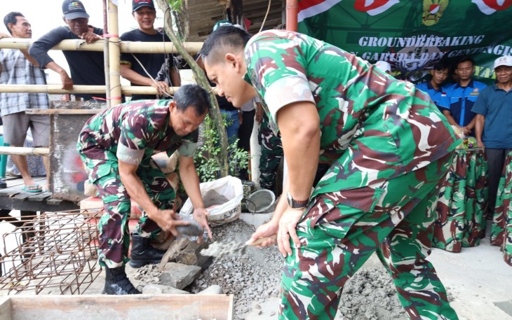 Pangdam Jaya/Jayakarta Mayjen TNI Deddy Suryadi, S.I.P., M.Si memimpin langsung kegiatan peletakan batu pertama (groundbreaking) pembangunan Jembatan Garuda serta program gentengisasi rumah warga tidak layak huni di Sungai Cimanceri, Kampung Pabuaran Hilir RT 03/02, Desa Matagara, Kecamatan Tigaraksa, Kabupaten Tangerang, Rabu (25/3/2026)