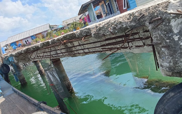 Jalan Semenisasi Pinggir Laut Rusak Parah