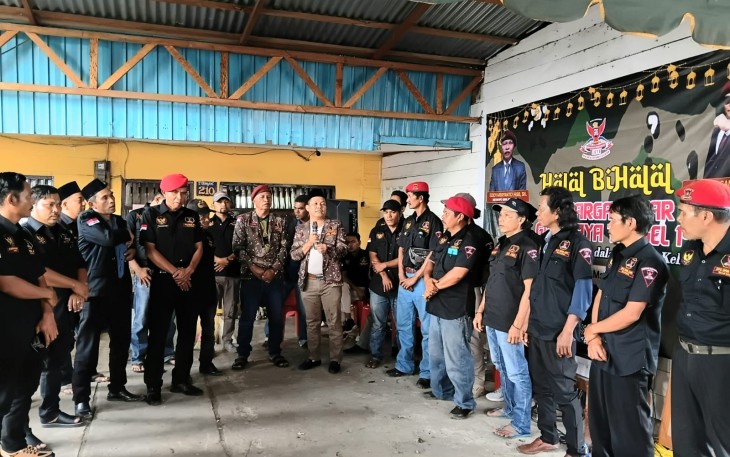  Dewan Pimpinan Cabang (DPC) Gerakan Rakyat Indonesia Bersatu (GRIB) Jaya Tapanuli Selatan menggelar acara Halal Bi Halal Idul Fitri 1447 Hijriah di kediaman Ketua DPC Eddy Arryanto Hasibuan, SH,( Tengah Pakai Baret Merah ) di Kelurahan Aek Tampang, Kecamatan Padangsidimpuan Selatan,  Kota Padangsidimpuan, Kamis (26/3/2026) sekitar pukul 14.00 WIB