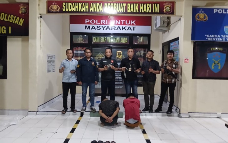 Jajaran Unit Reskrim Polsek Belitang I, Polres OKU Timur berhasil mengamankan dua orang tersangka yang kedapatan membawa senjata api rakitan dan senjata tajam
