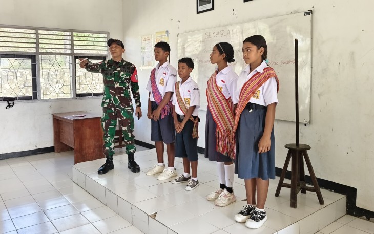 Pos Ailala kembali menunjukkan kepeduliannya terhadap dunia pendidikan di wilayah perbatasan dengan melaksanakan kegiatan pengajaran di SMPN Kotabiru, Desa Alas Utara, Kecamatan Kobalima Timur, Kabupaten Malaka