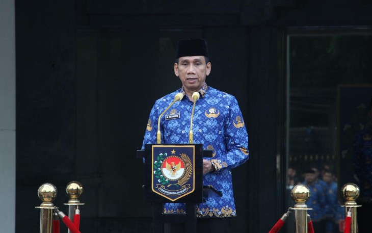 Wakil Menteri Dalam Negeri (Wamendagri) Akhmad Wiyagus saat membacakan amanat Menteri Pendidikan Dasar dan Menengah (Mendikdasmen) sebagai Inspektur Upacara pada peringatan Hari Pendidikan Nasional (Hardiknas) 2026 di Plaza Gedung A, Kantor Pusat Kementerian Dalam Negeri (Kemendagri), Jakarta, Senin (4/5/2026)