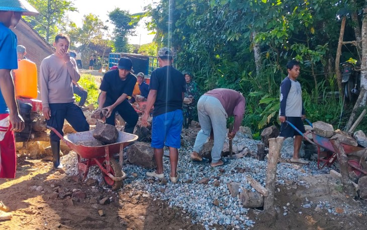 Babinsa Koramil 0801/05 Nawangan Gotong Royong Perbaikan Jalan